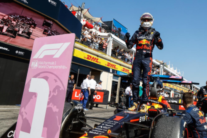 Verstappen celebra la victòria, ahir a França, a sobre del seu Red Bull.