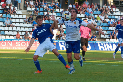 El lateral del Lleida Nani lucha por el balón durante el amistoso jugado el sábado ante el Zaragoza.