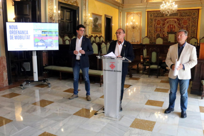 El alcalde de Lleida, Miquel Pueyo, con el teniente de alcalde Toni Positius y el concejal de Movilidad, Joan Ramon Castro, presentan la nueva ordenanza municipal de Movilidad