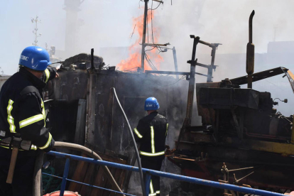 Els bombers treballen per sufocar un incendi al port d’Odessa després d’impactar els míssils russos.