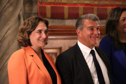 L'alcaldessa de Barcelona, Ada Colau, i el president del FC Barcelona, Joan Laporta, al Saló de Cent de l'Ajuntament