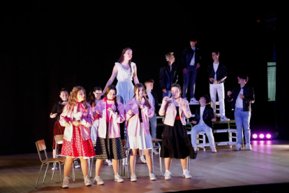 El grup de teatre de l'institut d'Artesa de Segre interpretant l'obra 'Ballarem amb grease!' a Sort.