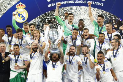 Jugadores del Real Madrid muestran la Champions, la número 14 de su historia, tras ganar un partido que dominó el Liverpool.