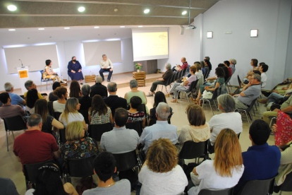 Carme Junyent y Enric Gomà, en una charla moderada por la periodista Ares Escribà.  