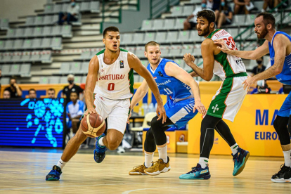 El portuguès Diogo Brito, amb el dorsal 0, en un partit de la selecció classificatori per al Mundial.