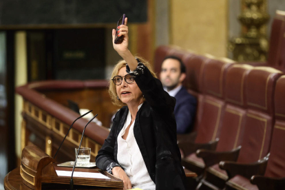 La diputada de ERC Dolors Bassa, enseñando un teléfono como protesta por el espionaje y Sánchez conversando con Montero en el pleno.