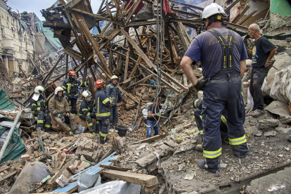 Los equipos de rescate limpian los escombros de un edificio dañado durante un bombardeo en la ciudad de Chuguev, cerca de Járkov.