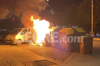 Un incendi de vehicles i contenidors a Lleida acaba amb una furgoneta encastada contra un local comercial