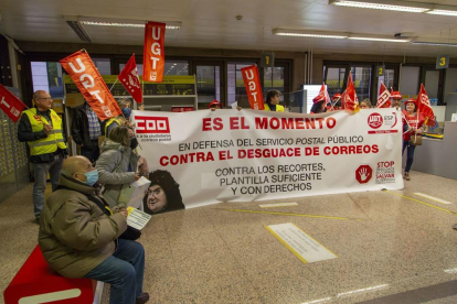 Un moment de la protesta dels sindicats a Correus a Lleida.