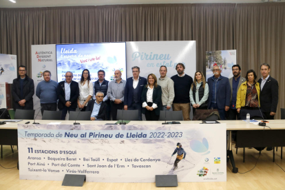Los responsables de las estaciones de esquí alpino y nórdico del Pirineo de la demarcación de Lleida, en la Diputación, en la presentación de la temporada 2022-2023.