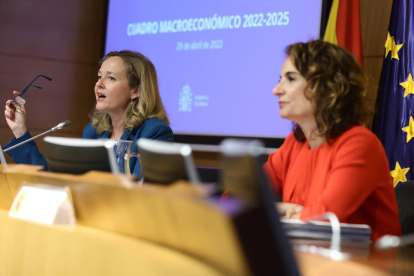 Les ministres Calviño i Montero van presentar ahir les noves previsions econòmiques.
