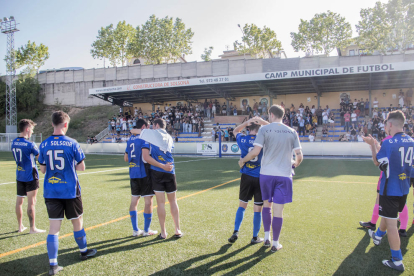 Els jugadors del Solsona lamenten el descens de categoria, sort que també corre l’Alcarràs.