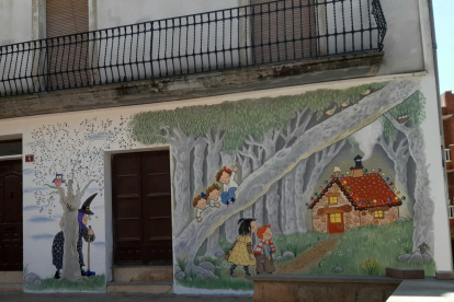 El mural de las Tres Bessones de la artista Roser Capdevila.
