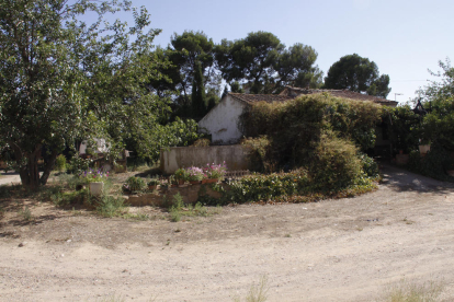 La finca está situada detrás del instituto escuela Torre Queralt. 