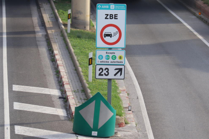 Senyal de la ZBE instal·lat a la sortida 23 de la Ronda Litoral de Barcelona.