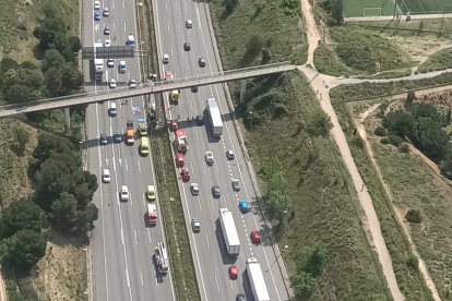 Un camió s'encasta contra la columna d'un pont a l'AP-7 a Mollet del Vallès i deixa el conductor ferit greu