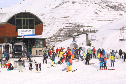 Els primers esquiadors de la temporada van gaudir ahir de 40 quilòmetres de pistes i gruixos de 40 centímentros a Baqueira.