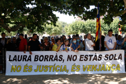 Més de 300 persones es concentren davant del Parlament contra la suspensió de Laura Borràs