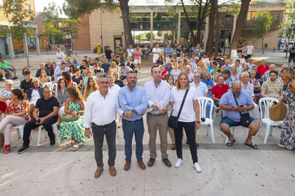 Sergio González (segundo por la izquierda), con Xavi Palau (a su izquierda) ayer en el acto del Secà. 