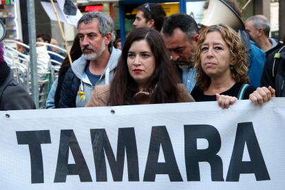 Imagen de Tamara Carrasco y la madre de Adrià Carrasco en la cabecera|membrete de la manifestación este 10 de abril de 2019.