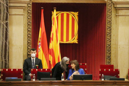 La presidenta del Parlament, Laura Borràs, i la secretària general del Parlament, Esther Andreu, conversant durant un ple.