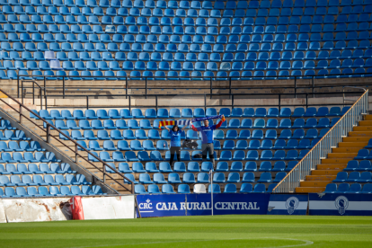 Dos valents aficionats blaus van gaudir amb la golejada del Lleida Esportiu