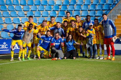FOTO | Dos valents aficionats blaus van gaudir amb la golejada del Lleida Esportiu