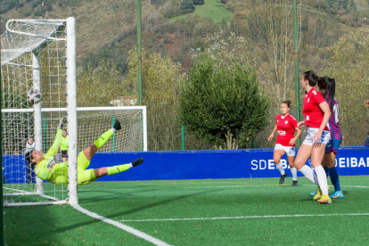 Mariajo, titular per segona setmana, va donar oxigen a l’equip per sortir del darrere i va forçar el córner del gol.