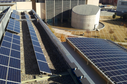 Imagen de placas solares en el campus de Cappont.
