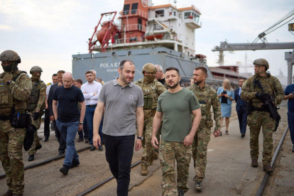 El presidente ucraniano visitó el puerto de Odesa con barcos cargados de cereal para su exportación.