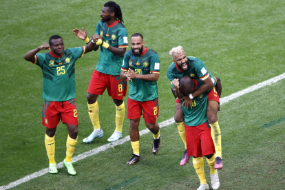 Camerún y Serbia empatan a locura (3-3)