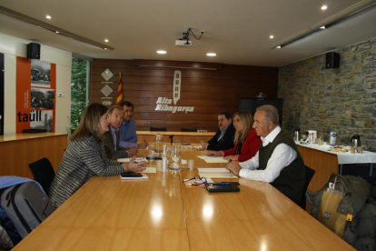 Un instant de la reunió de les presidències dels consells comarcals de l'Alt Pirineu i la sindicatura d'Aran al Pont de Suert.