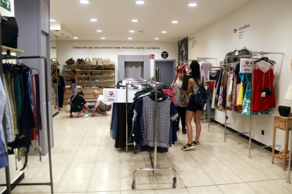 La empresa de recogida de ropa Hallazgos de Cáritas Lleida da trabajo a 15 personas en riesgo de exclusión social