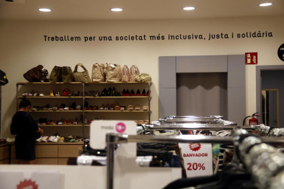 L'empresa de recollida de roba Troballes de Càritas Lleida dona feina a 15 persones en risc d'exclusió social