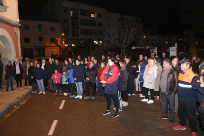 Un centenar de veïns es van concentrar ahir a la tarda a la plaça de l’Ajuntament per condemnar l’agressió masclista.