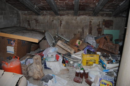 Uno de los desvanes del edificio donde se acumula basura. 