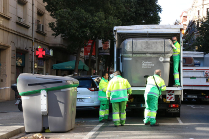 Imatge dels serveis de neteja de l'Ajuntament de Barcelona retirant el contenidor gris on s'han localitzat les restes humanes.