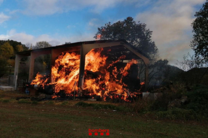 El incendio del pajar de la Cabana Negra de Solsona, que se declaró sobre las 09.00 horas. 