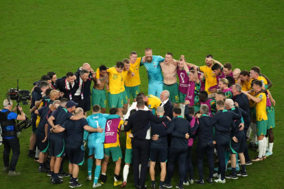 La selecció australiana celebra la classificació per a vuitens de final després de derrotar Dinamarca.