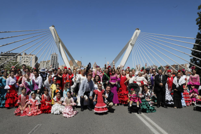 Los trajes de faralaes pusieron color al desfile organizado por la Casa de Andalucía. 