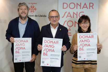 Juan Manuel Sánchez, del Banc de Sang de Lleida junto a Miquel Pueyo, y la concejal Montse Pifarré. 