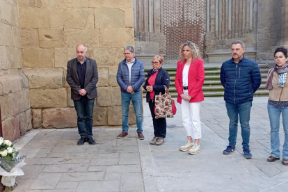 Ofrena floral al monument en record a les víctimes del bombardeig de la Guerra Civil a Agramunt.