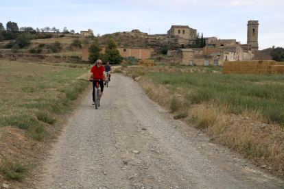 El público de FiraTàrrega interactúa con el paisaje del Urgell a través de un recorrido en bicicleta