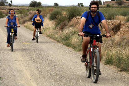 El públic de FiraTàrrega interactua amb el paisatge de l'Urgell a través d'un recorregut en bicicleta