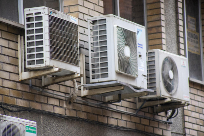 Aparatos de aire acondicionado instalados en la fachada de un edificio.