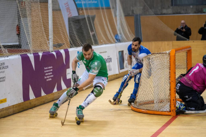 Jepi Selva, molt actiu, condueix un contraatac perseguit per un jugador del conjunt corunyès.