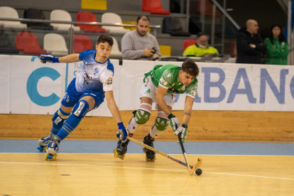 Jepi Selva, molt actiu, condueix un contraatac perseguit per un jugador del conjunt corunyès.