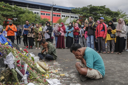 Tragedia en el fútbol en Indonesia: ¿qué se sabe y qué falta por esclarecer