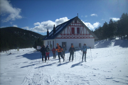 Turistes que utilitzen raquetes de neu al refugi de Comes de Rubió