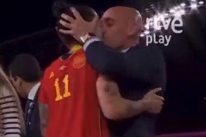 El moment del petó de Rubiales a Hermoso.